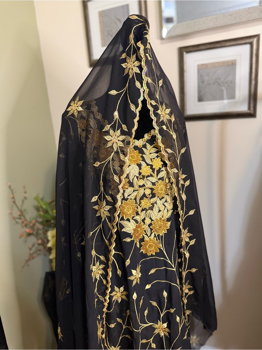 Luxury Emirati Mukhawar